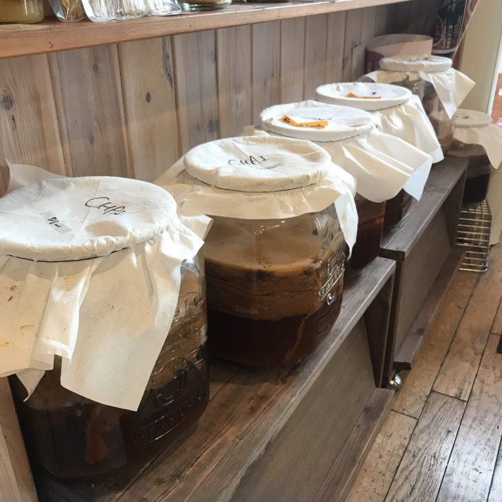 東京都内の今のKOMBUCHA(コンブチャ)事情とは。②〜 日本のKOMBUCHA(コンブチャ)の未来を作り上げるであろう第一歩を突き進んでいるお店を紹介します。 Inside Our Brain. 東京都内の今のKOMBUCHA(コンブチャ)事情とは。②〜 日本のKOMBUCHA(コンブチャ)の未来を作り上げるであろう第一歩を突き進んでいるお店を紹介します。 Inside Our Brain.