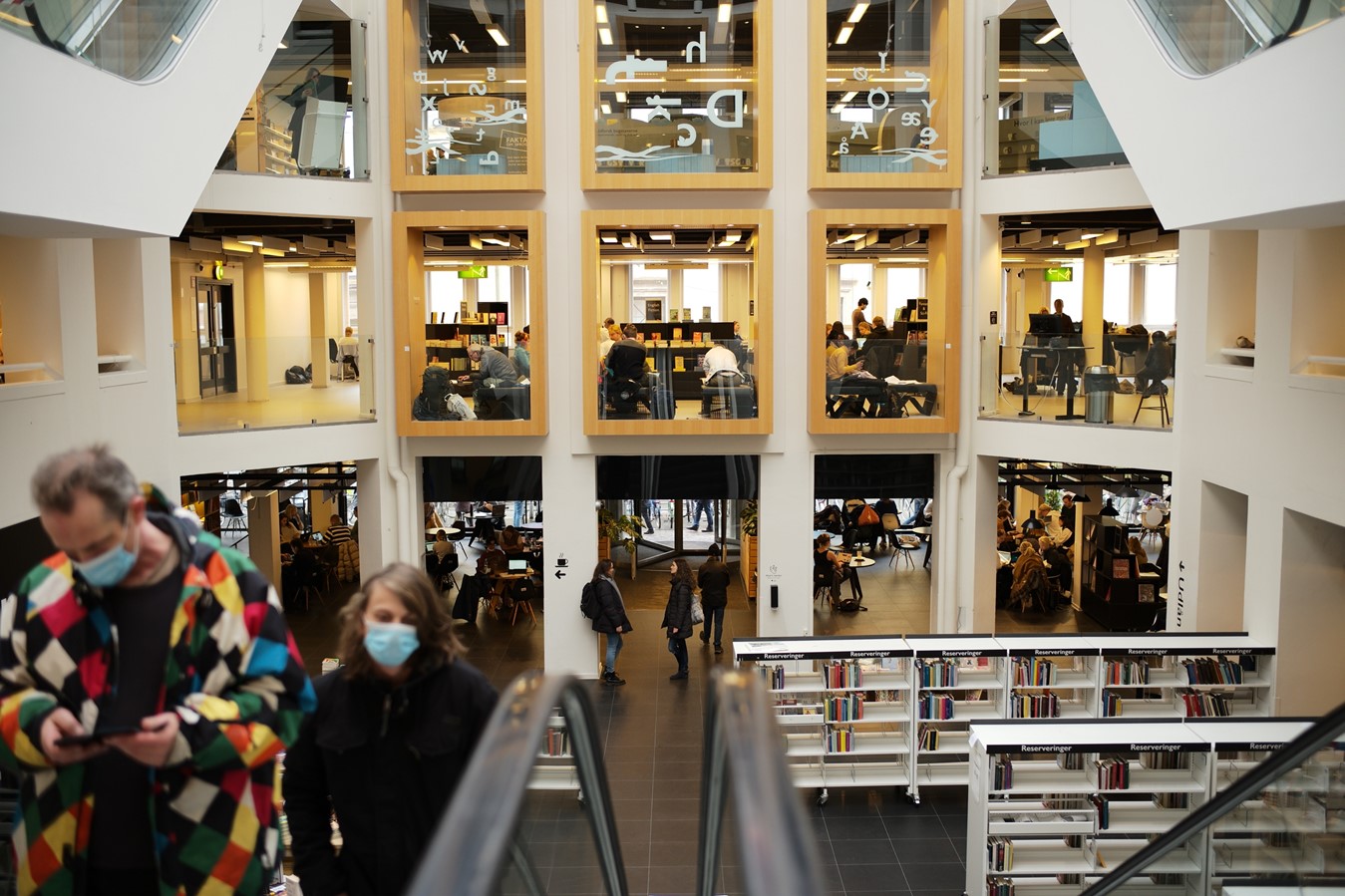 モダンな建物Copenhagen Main Library(公立図書館)。1Fにはおしゃれなカフェがあり、多くの老若男女でいっぱいだった。