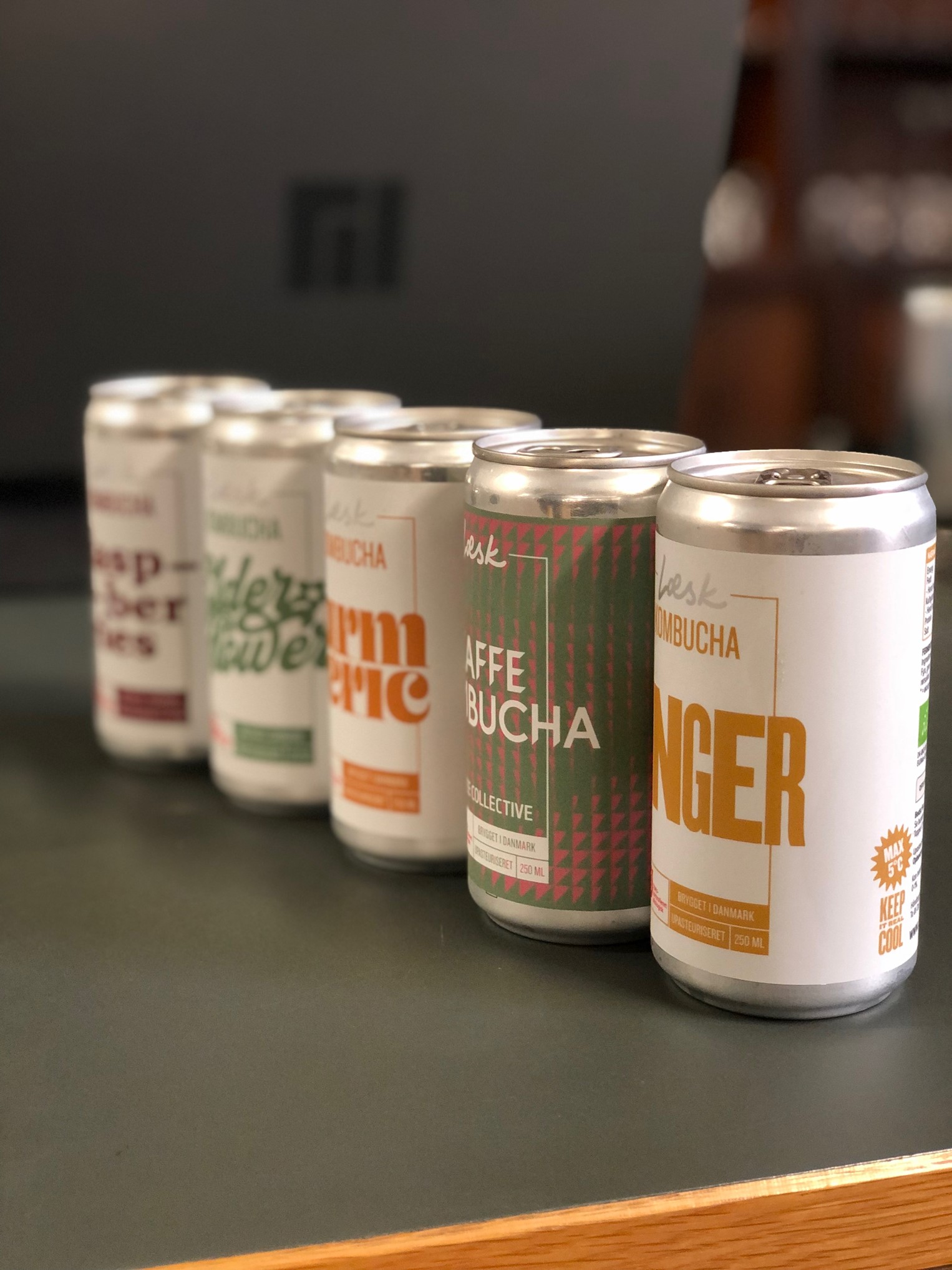 デザインもクールな、5種のオリジナルKOMBUCHA。