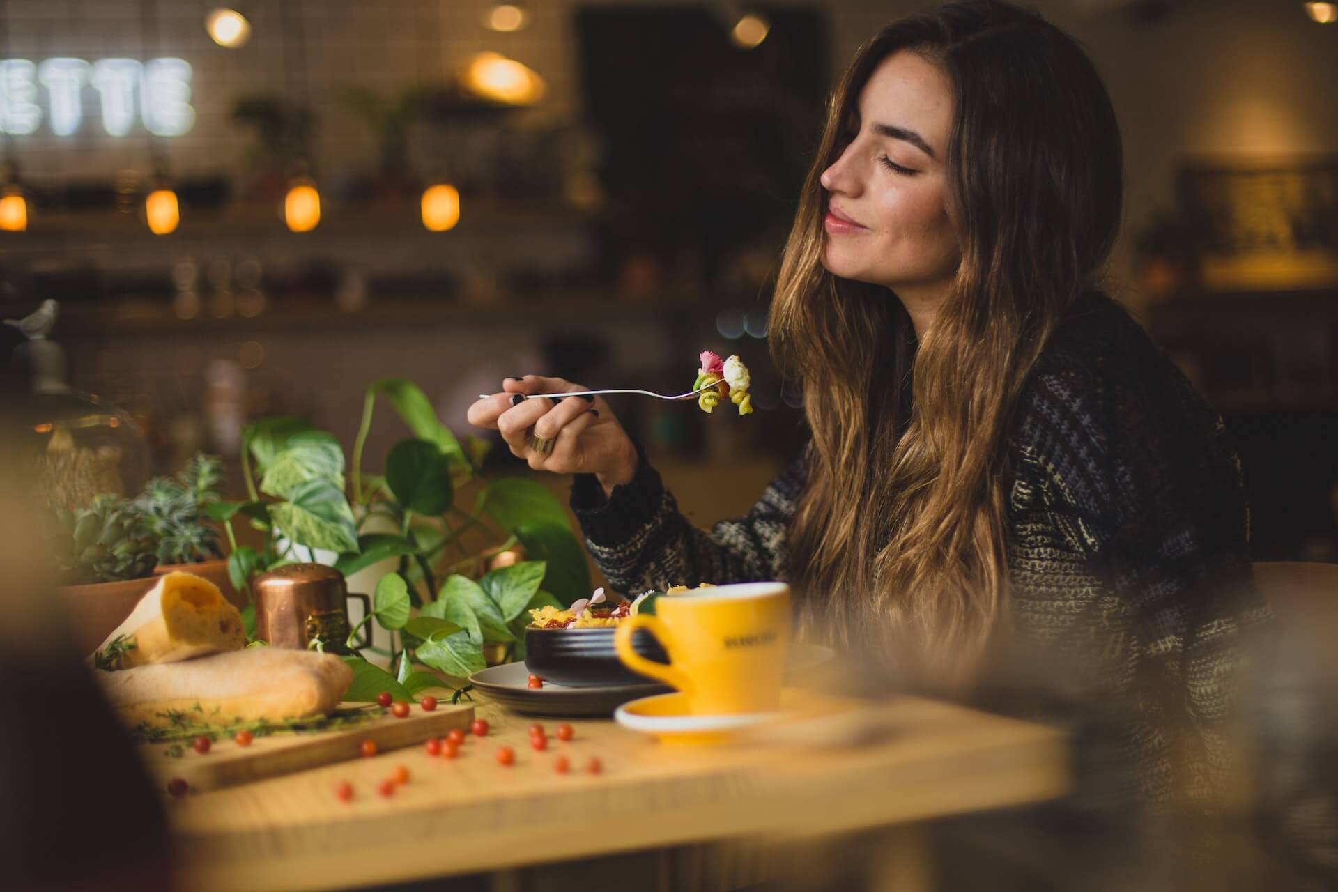 「ベジタリアンかヴィーガンか」の２択ではなく、卵は食べるけど乳製品は摂らない「ラクト・ベジタリアン」、逆に卵は食べる人を「オボ・ベジタリアン」と呼ぶなど、グラデーションのように様々な種類が存在します。